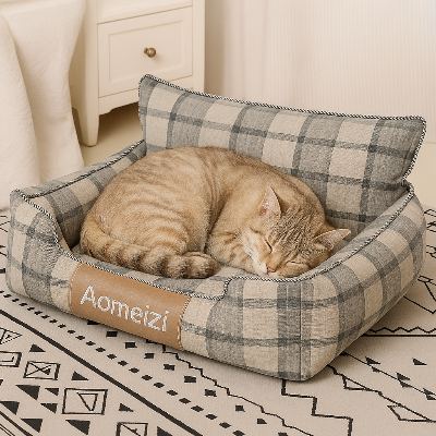 Canape pour chat a carreaux brun et beige chat qui dort