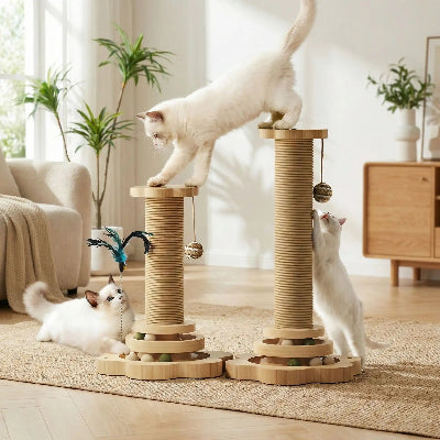 arbre a chat en bois trois chats blanc qui jouent