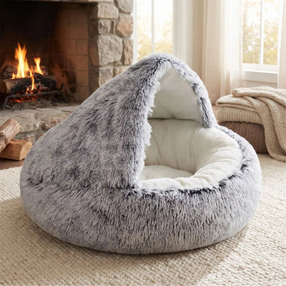 coussin grotte pour chat gris poil long ouvert devant cheminée
