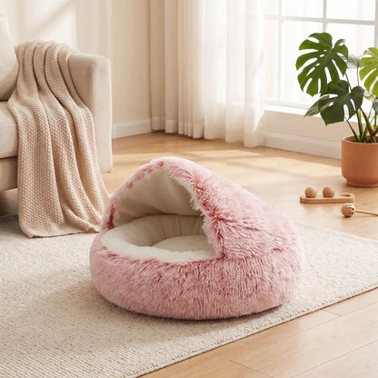 coussin grotte pour chat rose poudré avec jouets ambiance salon