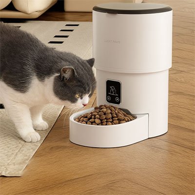 Distributeur de croquettes pour chat gris et blanc