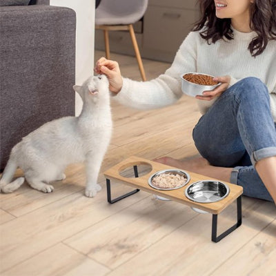 gamelle chat surélevée avec chat qui mange la tête surélevée