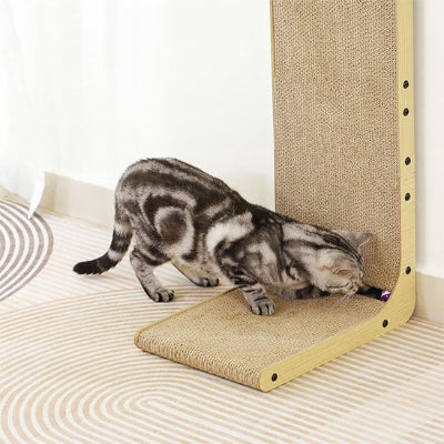 griffoir chat beige avec un chat qui joue