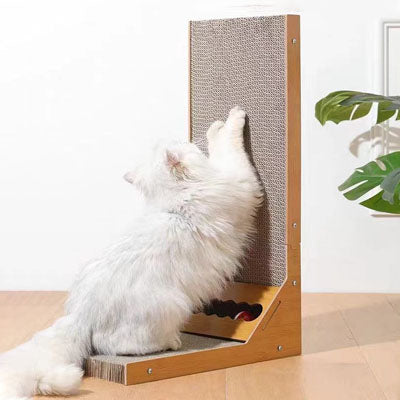 griffoir chat blanc faisant ses griffes