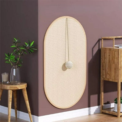 griffoir chat ovale sur un mur balle suspendue