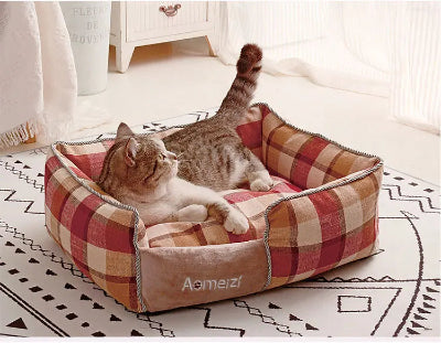 lit pour chat moelleux a carreaux rouge beige chat gris 