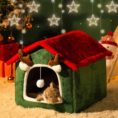 Niche pour chat de Noël en forme de maisonnette douillette avec toit rouge.