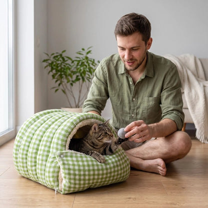Panier pour Chat homme asise parterre